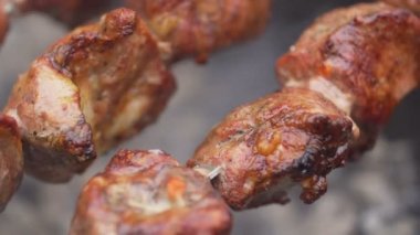 Et ızgarada. Şiş kebap pişiriyorum..