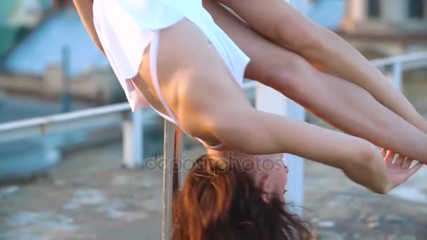 Άποψη της σέξι κορίτσι χορό ανάποδα στον πυλώνα — Αρχείο Βίντεο