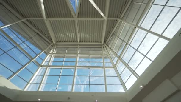 Arquitectura moderna con ventana de cristal y techo . — Vídeos de Stock