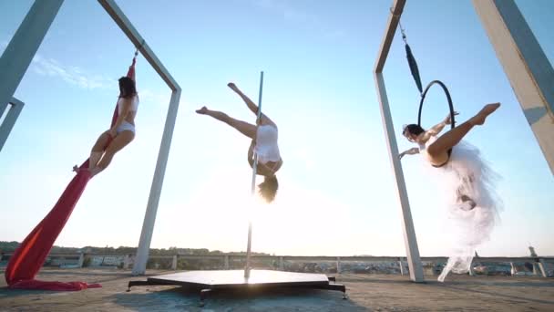 Tres hermosa chica sexy realizando acrobacias en el techo con una bonita vista — Vídeos de Stock