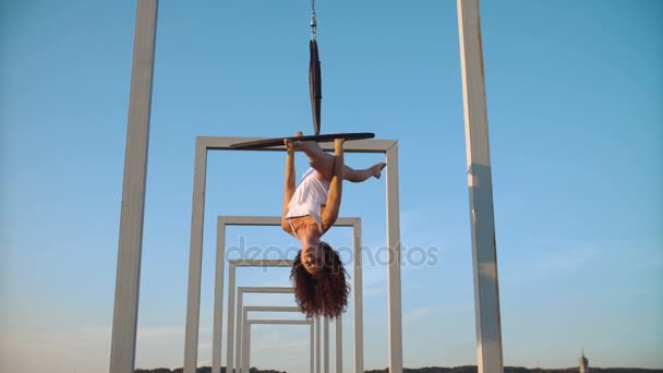 Air gymnastics woman performs acrobatics tricks on aerial hoop — Stock Video