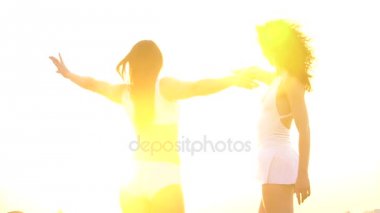 İki güzel kız çatıda ve gün batımını izlemek.