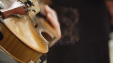 Müzisyen Keman çalmaya Close-Up.