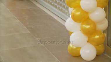 Sarı ve beyaz balonlar alışveriş merkezinde. Kavramı kutlama ve satış