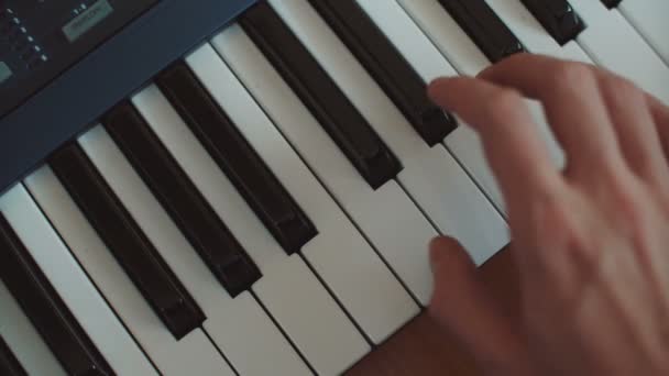 Tocar hombre piano sintetizador mano atropellar teclas — Vídeo de stock
