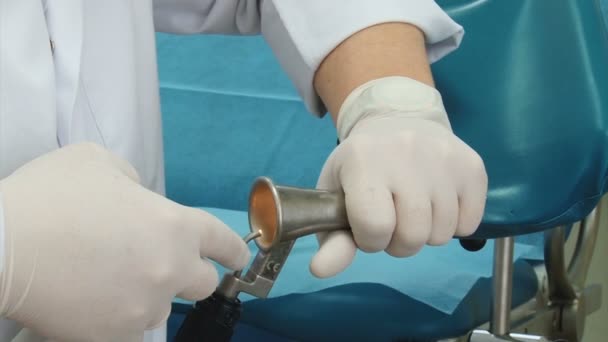 Proctologist visar ett exempel ligering av hemorrojder latex ringar, närbild — Stockvideo