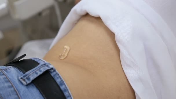 Doctor scant echografie lever en nieren mannen — Stockvideo