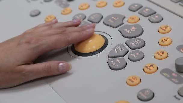 Ultraljud enheten tangentbord, händerna på oigenkännlig läkare workimg med ultraljud utrustning — Stockvideo