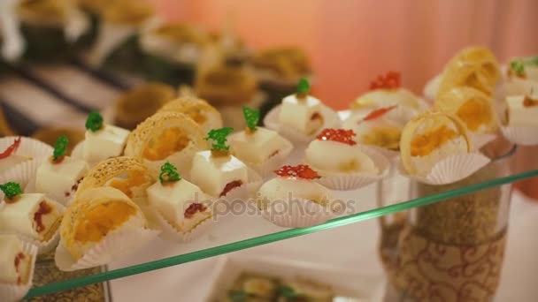 Candy Bar Casamento, buffet de doces, delicioso Candy bar em um casamento — Vídeo de Stock