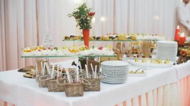 Güzel dekore edilmiş yemek sofrası farklı yemek ve aperatiflerle kurumsal noel partisi ya da düğün kutlaması için..