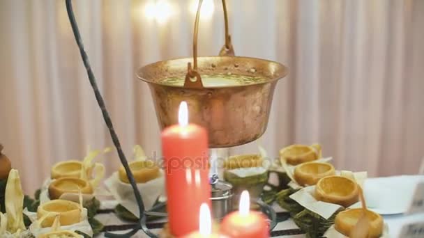 Feestelijke schotel wordt gekookt in de pot op een buffet tafel. — Stockvideo