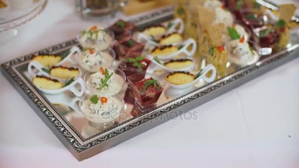 Schön dekorierter Catering-Banketttisch mit verschiedenen Snacks und Vorspeisen auf Firmengeburtstagsfeier oder Hochzeitsfeier — Stockvideo