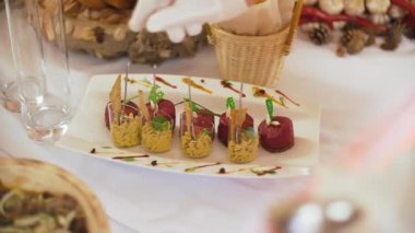 Garson tablolar kokteyl parti için hizmet vermektedir. Catering.