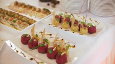 Garson tablolar kokteyl parti için hizmet vermektedir. Catering.