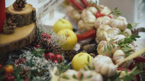 Hermosa mesa de Navidad. Decoraciones de año nuevo para la mesa buffet . — Vídeo de stock