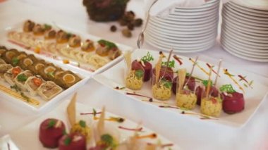 Garson tablolar kokteyl parti için hizmet vermektedir. Catering