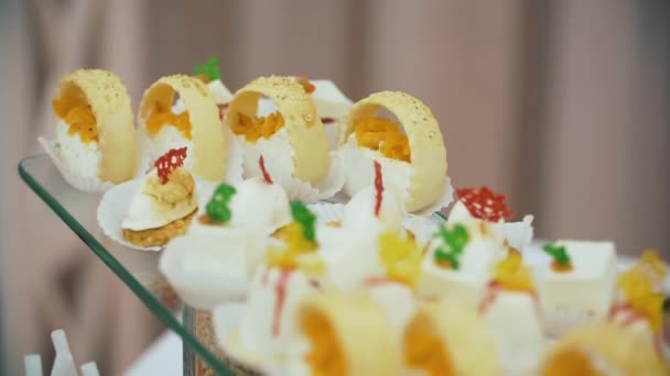 Candy Bar bruiloft, snoep buffet, heerlijke snoep op een bruiloft. — Stockvideo