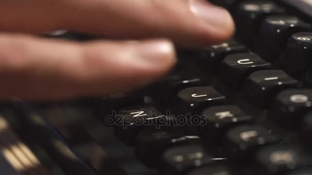 Mans Fingers Typing The Old Metal Typewriter, style rétro. Gros plan 