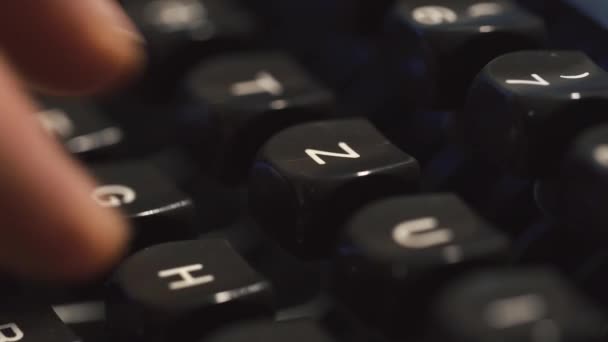 Mans Fingers Typing The Old Metal Typewriter (em inglês). Close-up — Vídeo de Stock