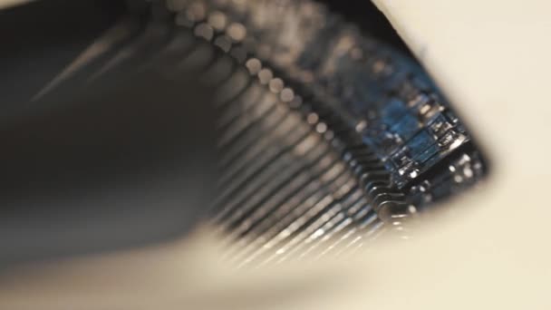 Mans Fingers Typing The Old Metal Typewriter (em inglês). Close-up, boneca tiro — Vídeo de Stock