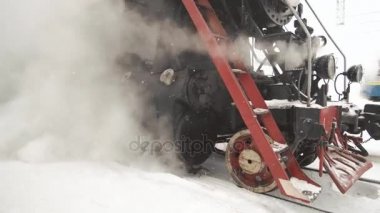 Eski Retro tren tren istasyonundan kalkar. Tekerlekler detayını kapatın.
