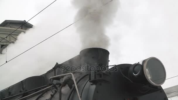 老黑机车。在实时的蒸汽吸烟. — 图库视频影像