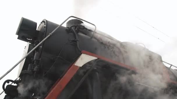 Vieille locomotive noire. fumer à la vapeur en temps réel . — Video