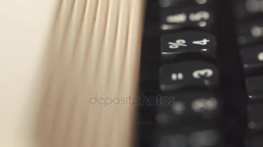 Parmak yazarak eski Metal daktilo, Retro tarzı mans. Yakın çekim