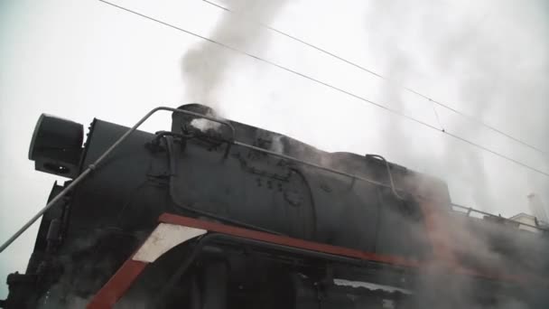 Oude zwarte locomotief. stoom roken in real-time. — Stockvideo