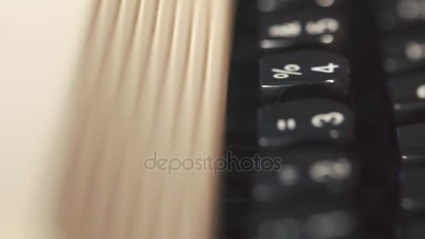 Mans Fingers Typing The Old Metal Typewriter (em inglês). Close-up — Vídeo de Stock