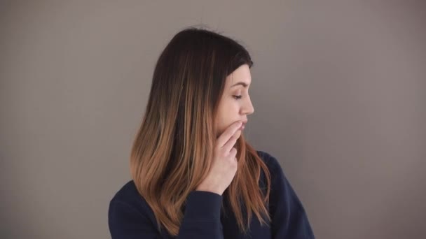 Hermosa chica tiene una idea. Atractiva joven mujer mostrando gesto que se le ocurrió una gran idea — Vídeos de Stock