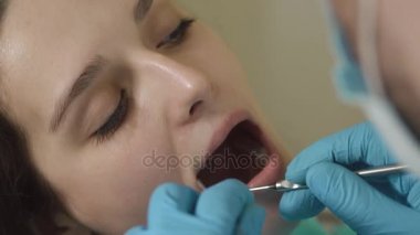 Diş hekimi diş genç kadınların çalışma.
