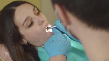 Genç bir kadın, bir diş sondaj dişçi yakın çekim
