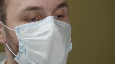 Maske takarak işlemi sırasında diş hekimi portresi kapatın.