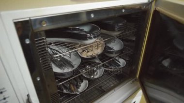 Diş hekimi el Sterilizatör açılır. Bir raf kasetlerdeki yatan diş araçları.