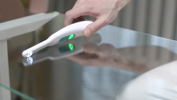 Le dentiste pose des outils médicaux sur une table en verre sale. Des outils dentaires sur une table en verre. Le concept de négligence médicale .