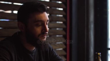 Genç adam bira içme yakın çekim çubuk.