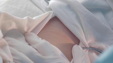 Yakın çekim, cerrahi kesi önce cerrahları elinde neşter. Ameliyathanede anestezi altında hasta olduğunu.