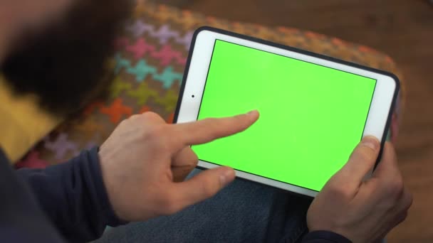 Mains masculines utilisant la tablette avec écran vert dans le centre commercial — Video