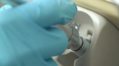 Diş ofisi. Diş hekimi, araçları, tıp aletleri donanımları. El doktor diş aletleri kullanır. Sağlık kavramı.