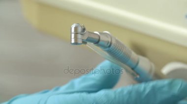 Yakın çekim, dişçi kullanarak araçlar, elektrikli, matkap, ekipman, aletleri, diş ofis. Tıbbi alet el diş hekimi alır.