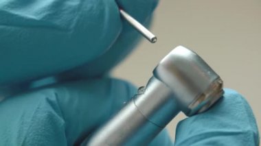 Yakın çekim, dişçi kullanarak araçlar, elektrikli, matkap, ekipman, aletleri, diş ofis.