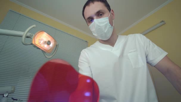 O dentista verifica a boca usando ferramentas. Ponto de vista do paciente em cadeira . — Vídeo de Stock