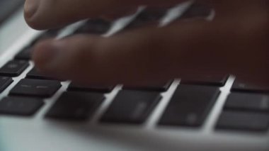 Laptop klavye yazarak. Tipik bir dizüstü bilgisayar klavye üzerinde erkek eller touch.
