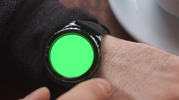 Man händer gester på en rund skärm moderna smartwatch med en grön skärm chroma key innehåll — Stockvideo