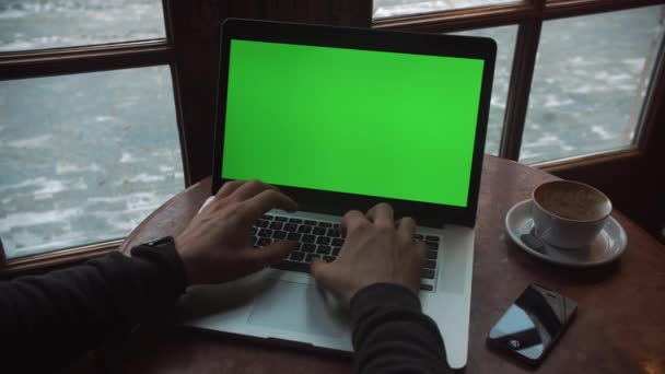 Lviv, Ucrania - Enero 2017: Hombre usando el ordenador portátil con pantalla verde en Café — Vídeo de stock