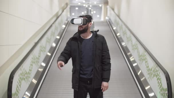 Lviv, Ucrania - Enero 2017: Joven usando gafas de realidad virtual en el centro comercial — Vídeo de stock