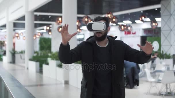 Lviv, Ucrania - Enero 2017: Joven usando gafas de realidad virtual en el centro comercial, fondo borroso — Vídeo de stock