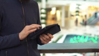 Erkek el alışveriş merkezinde tablet kullanma