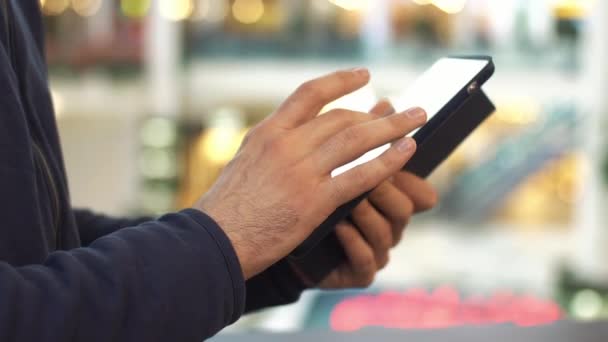Αρσενικό χέρια χρησιμοποιώντας tablet σε εμπορικό κέντρο — Αρχείο Βίντεο